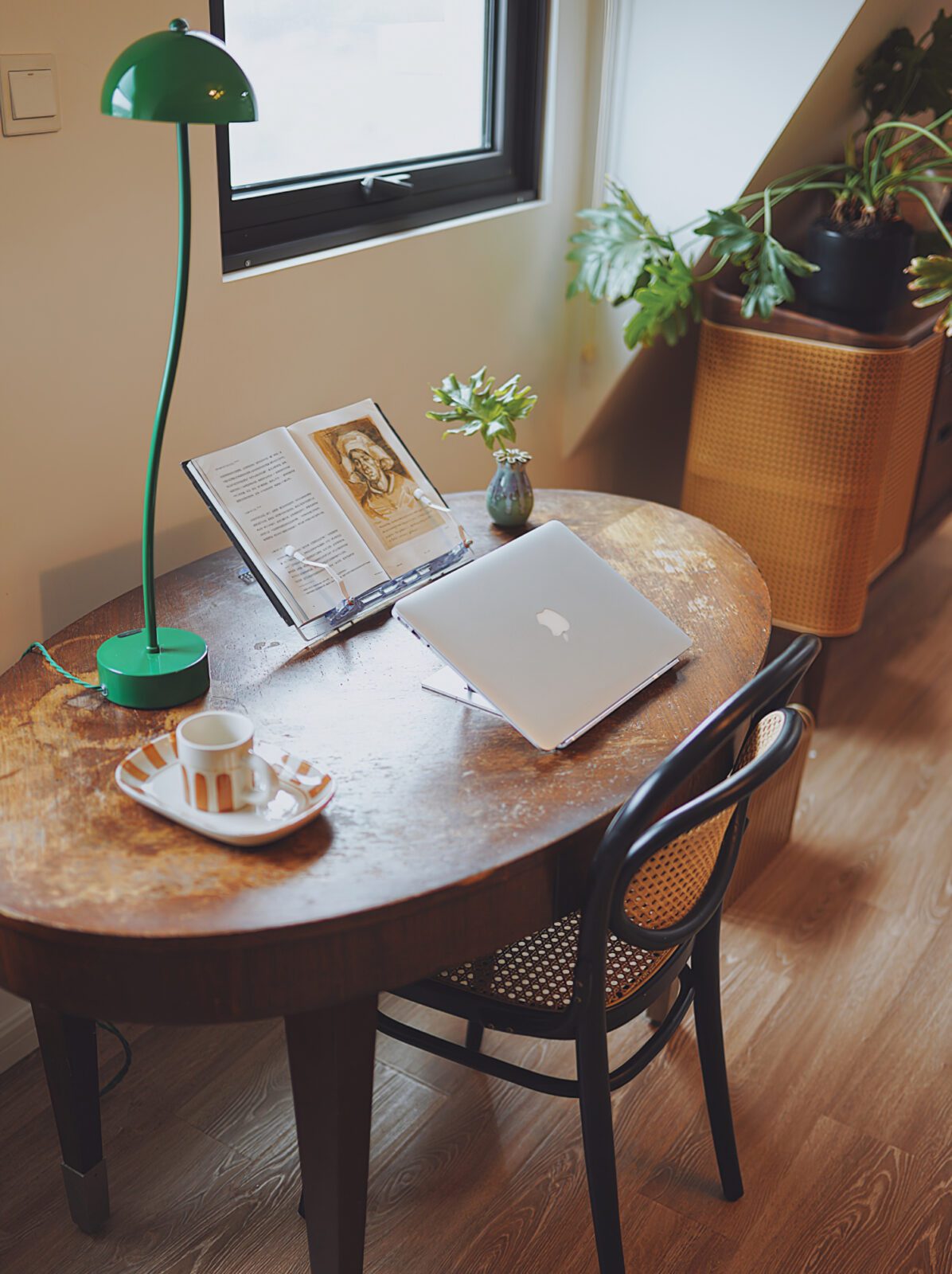 modern-mung-bean-sprout-banker-style-table-lamp-with-green-glass-shade