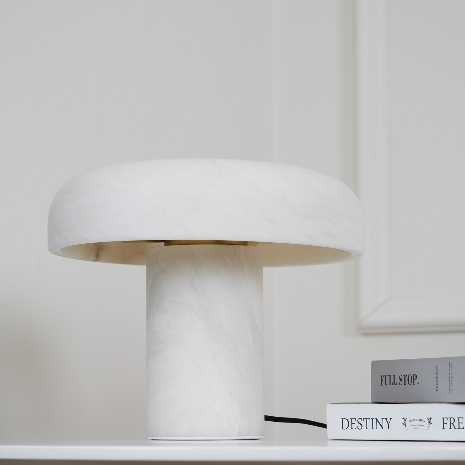 Modern Mushroom Alabaster Table Lamp Elegant Bedside Light with Brass Details for Living Room