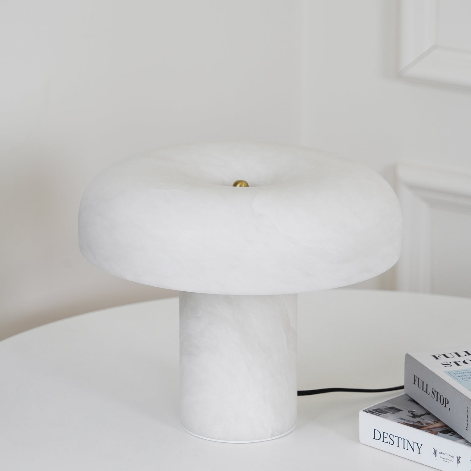 Modern Mushroom Alabaster Table Lamp Elegant Bedside Light with Brass Details for Living Room