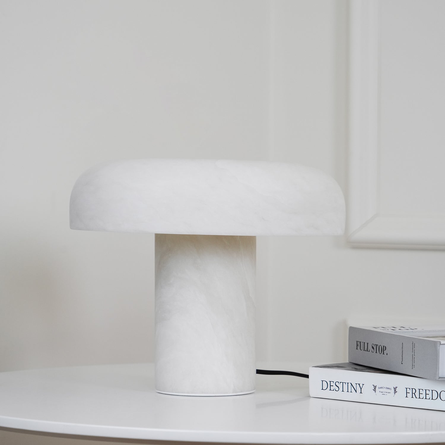 Modern Mushroom Alabaster Table Lamp Elegant Bedside Light with Brass Details for Living Room