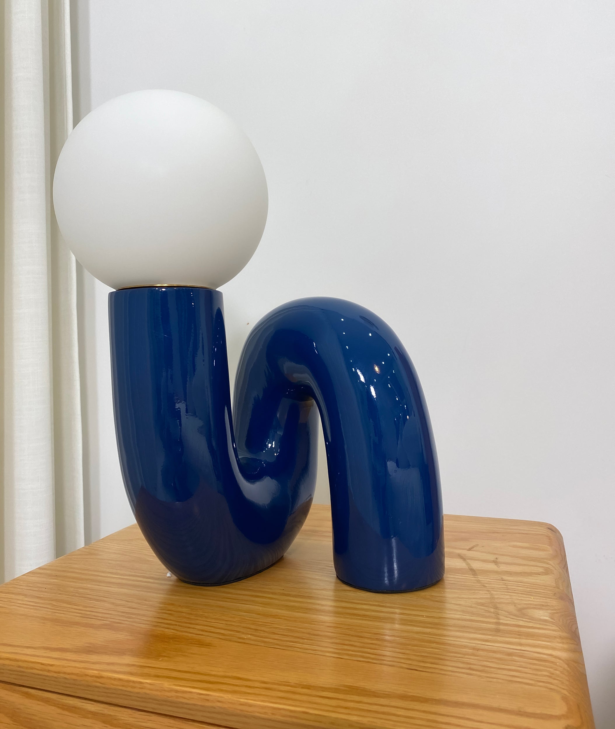 Modern Resin N Shape Table Lamp with Glass Globe for Creative Bedside and Office Lighting