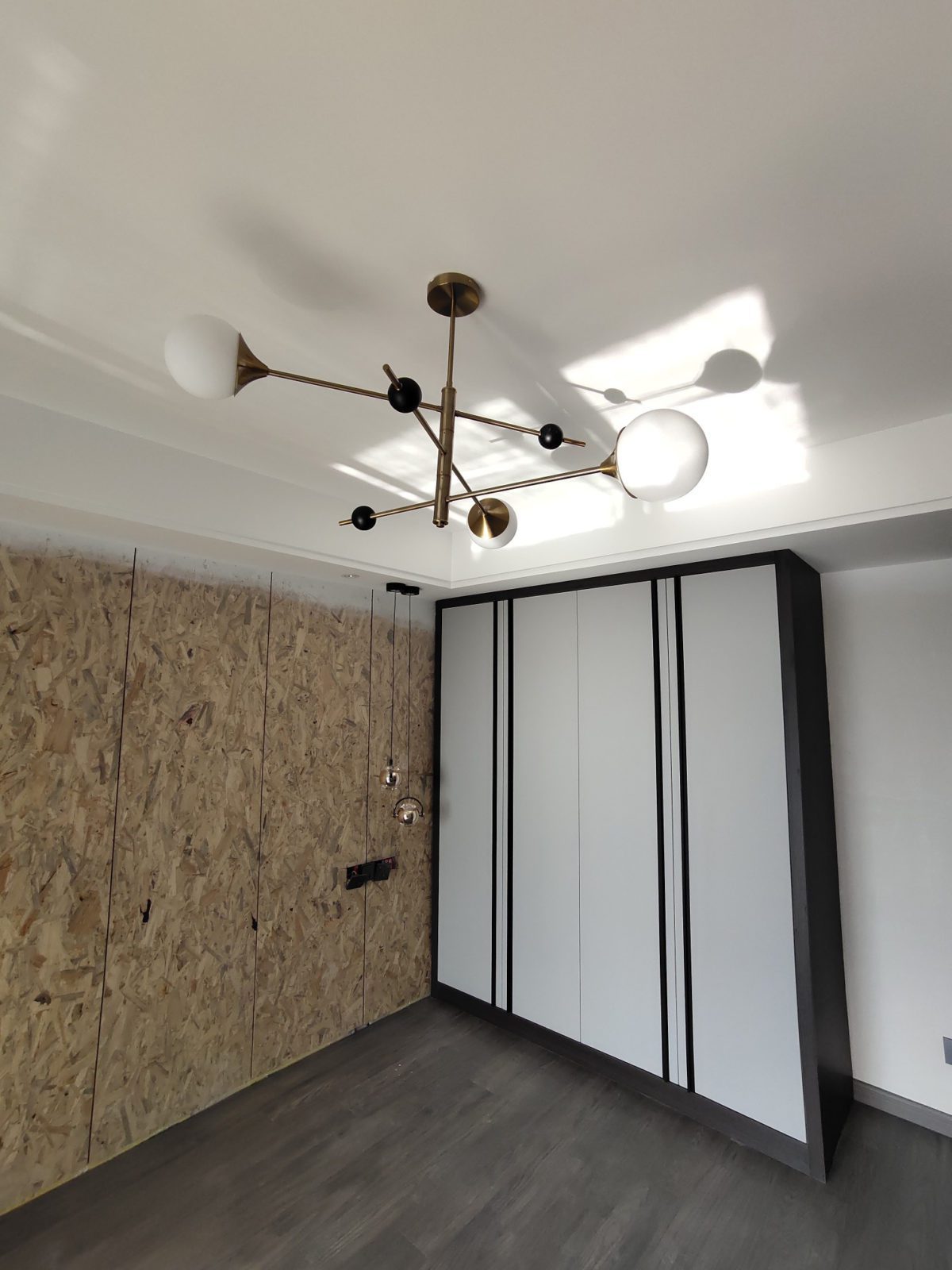 modern-orbital-3-arm-articulated-glass-globe-chandelier-in-copper-and-bronze-finish