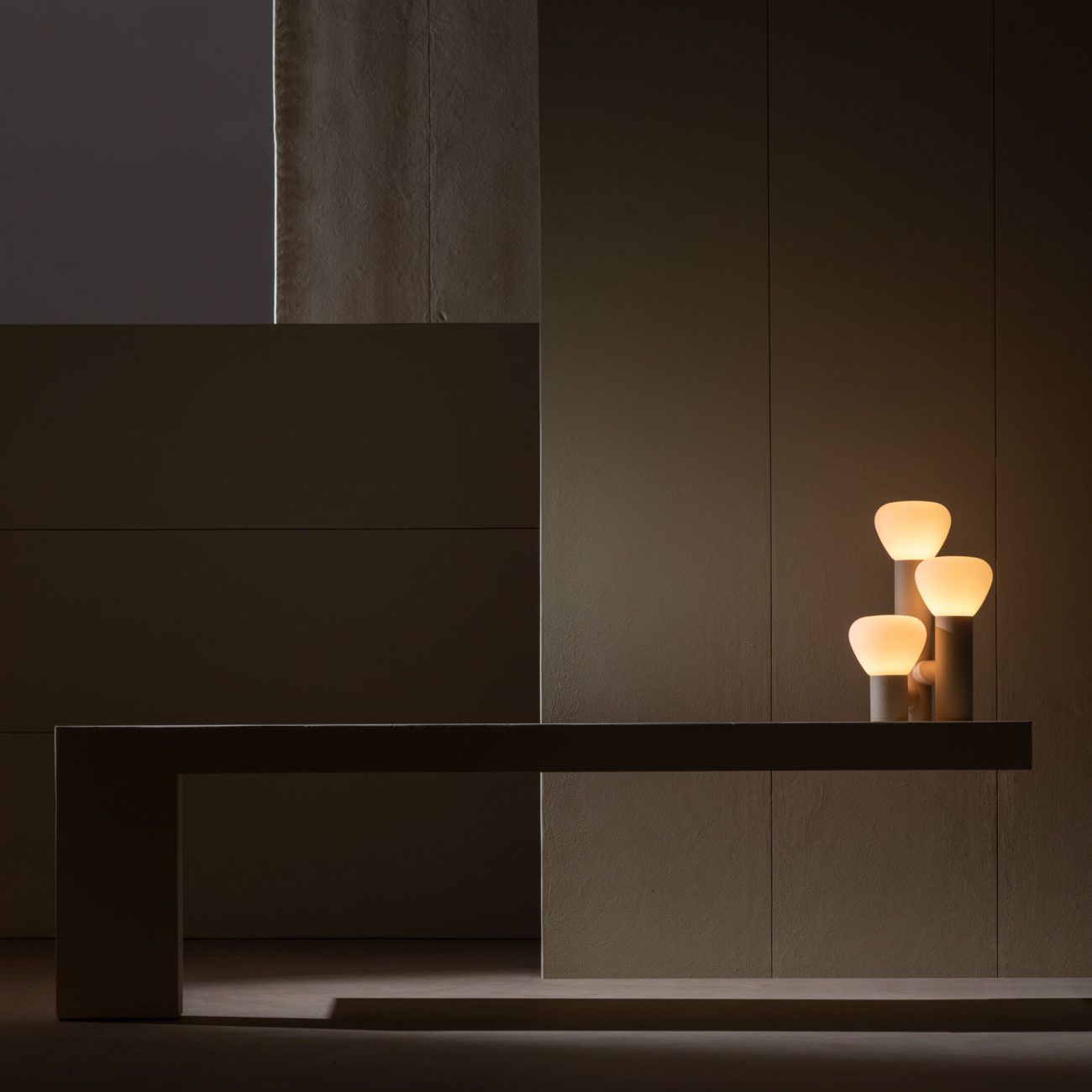 kienney-modern-metal-and-glass-table-lamp-for-living-room-and-bedroom-ambient-flashlight-style-desk-light