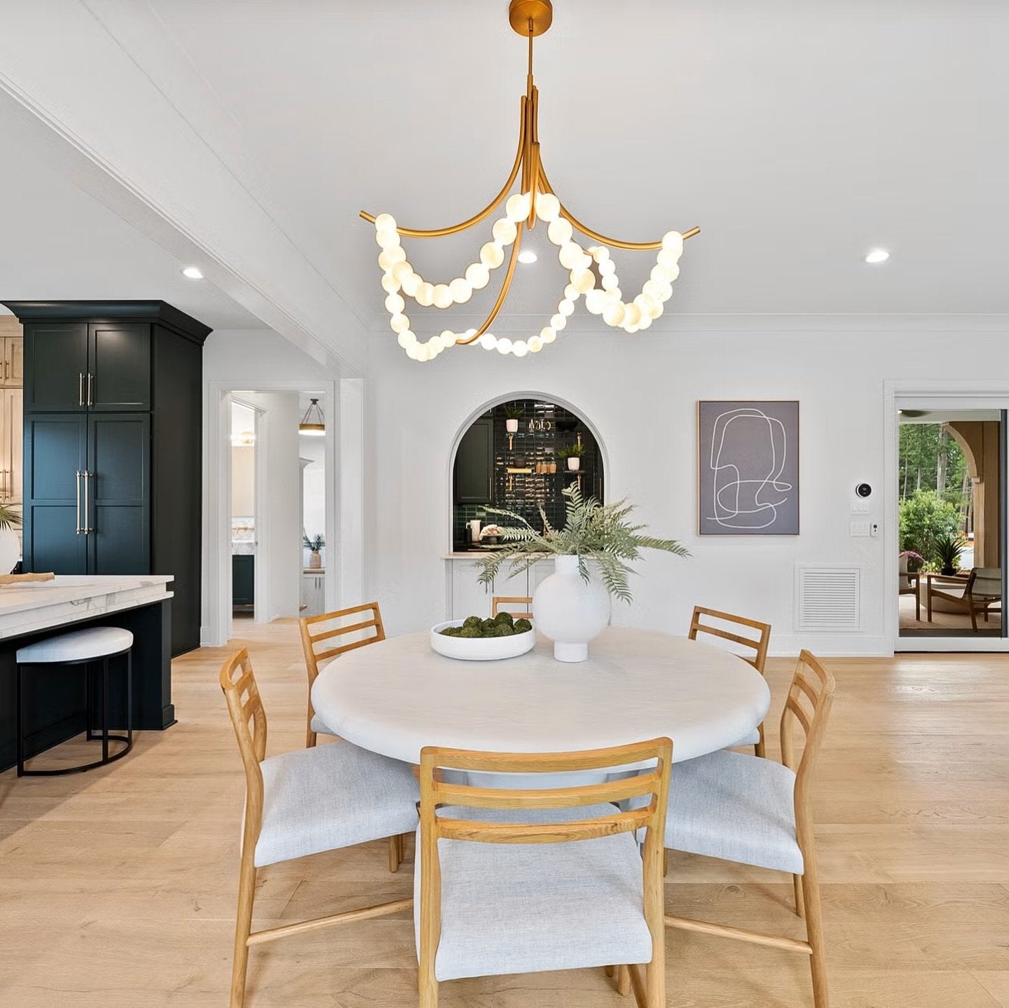modern-spanish-alabaster-bead-led-chandelier-with-brass-finish-for-living-room
