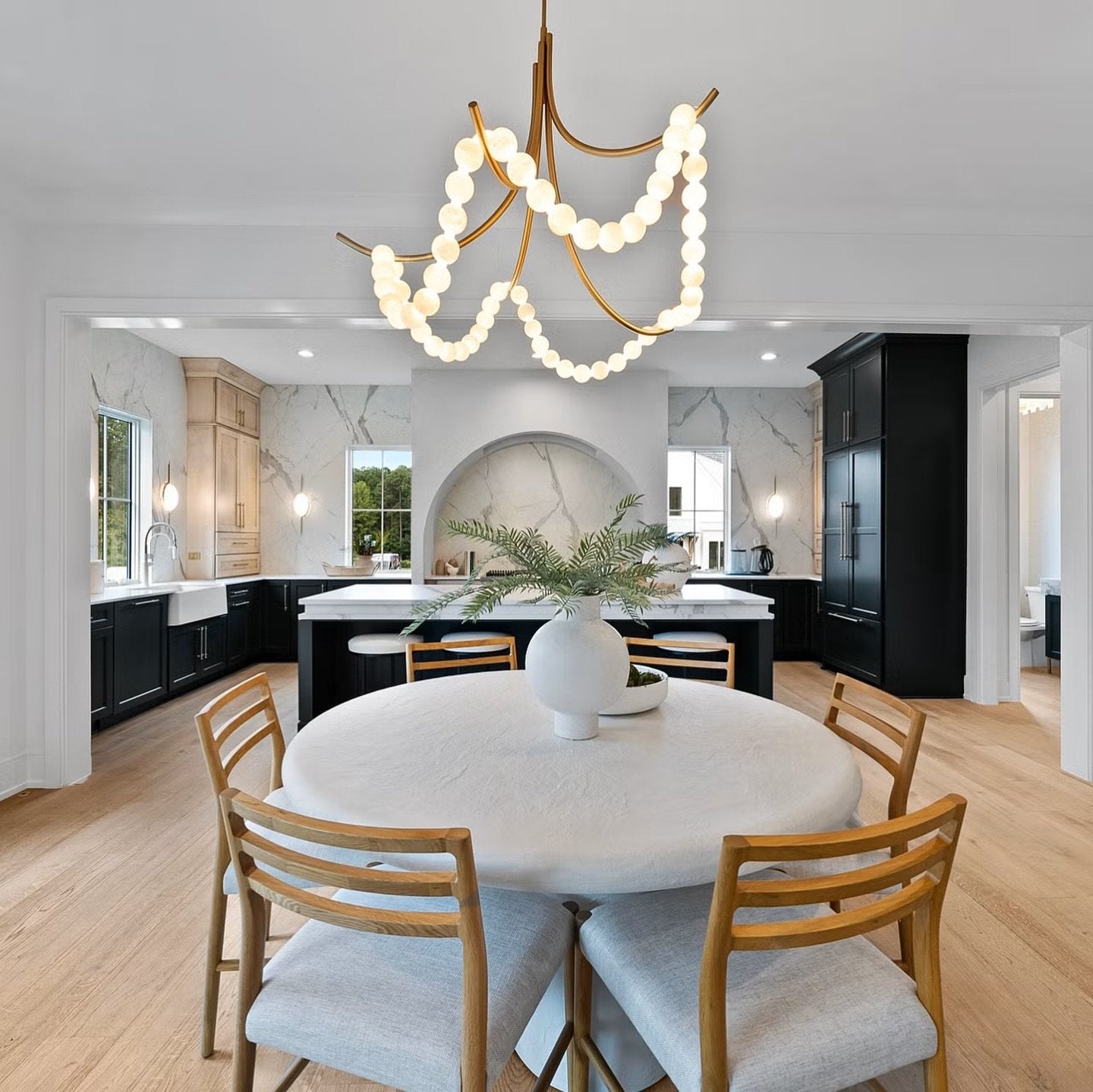 modern-spanish-alabaster-bead-led-chandelier-with-brass-finish-for-living-room