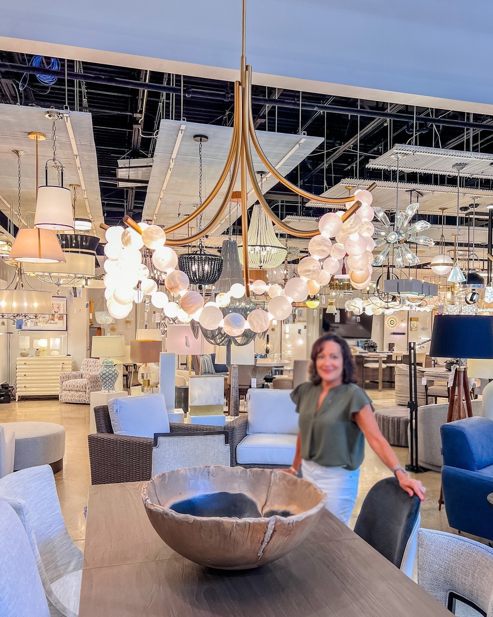 modern-spanish-alabaster-bead-led-chandelier-with-brass-finish-for-living-room