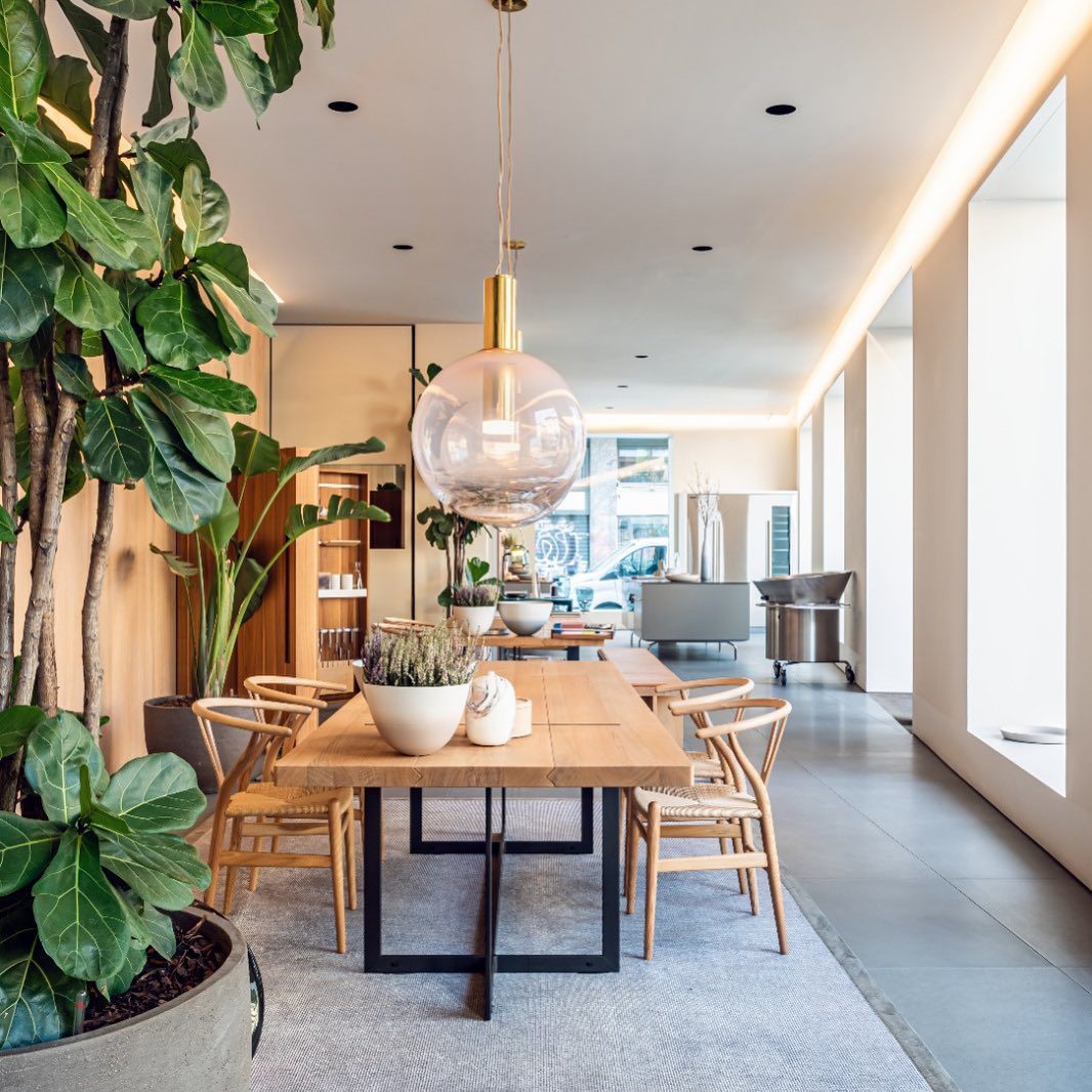 modern-geometric-hand-blown-glass-pendant-light-with-elegant-gold-finish-for-contemporary-interiors