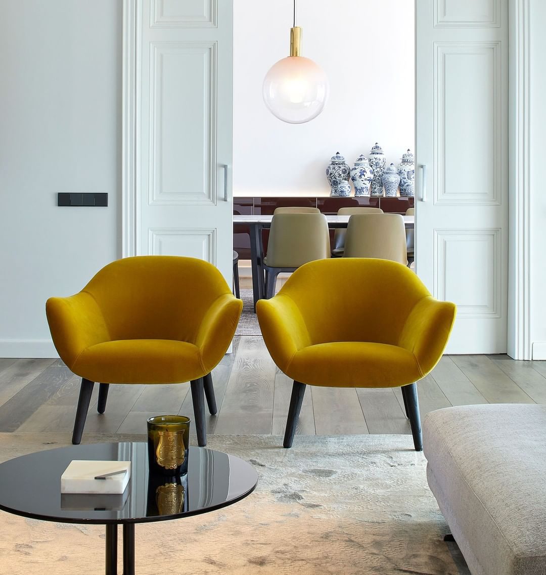 modern-geometric-hand-blown-glass-pendant-light-with-elegant-gold-finish-for-contemporary-interiors