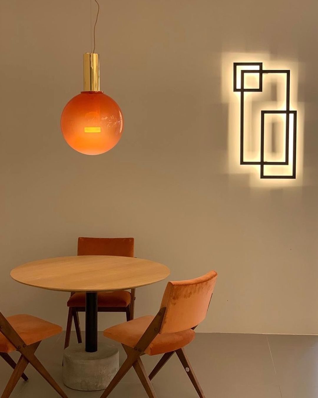 modern-geometric-hand-blown-glass-pendant-light-with-elegant-gold-finish-for-contemporary-interiors