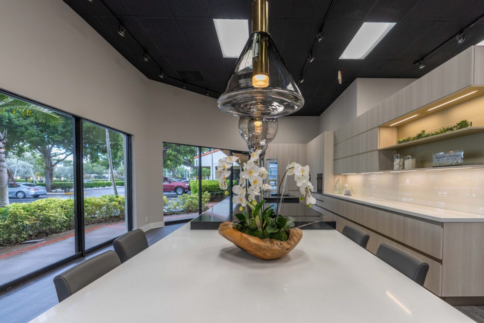 modern-geometric-hand-blown-glass-pendant-light-with-elegant-gold-finish-for-contemporary-interiors
