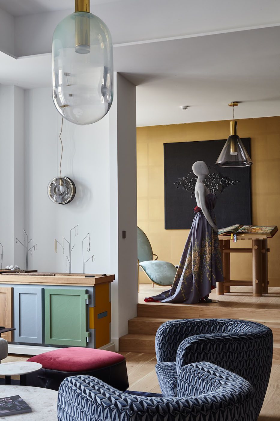 modern-geometric-hand-blown-glass-pendant-light-with-elegant-gold-finish-for-contemporary-interiors