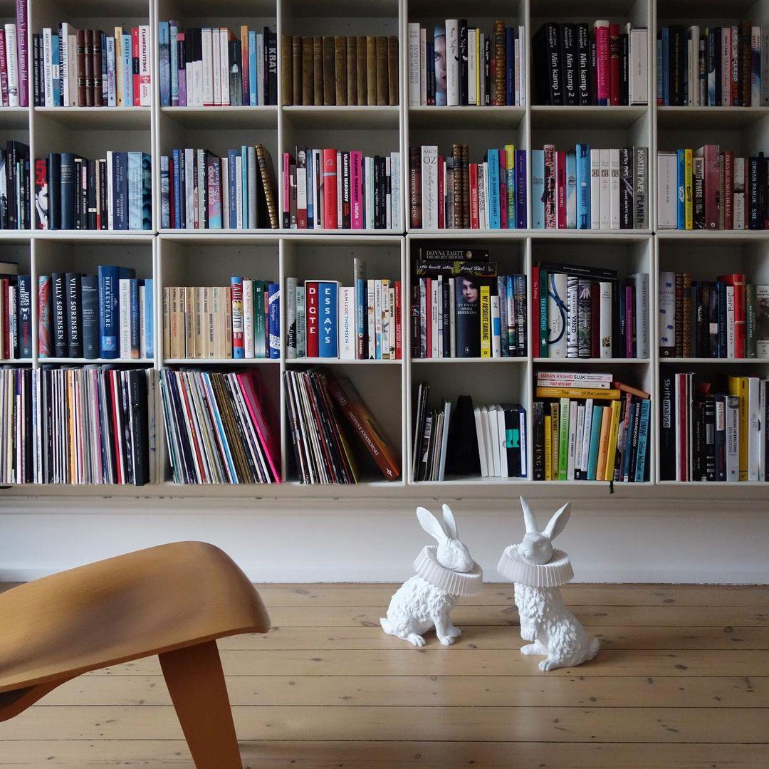 Whimsical Rabbit Animal Figurine Table Lamp with Ruffle Collar and LED Illumination for Modern Interiors