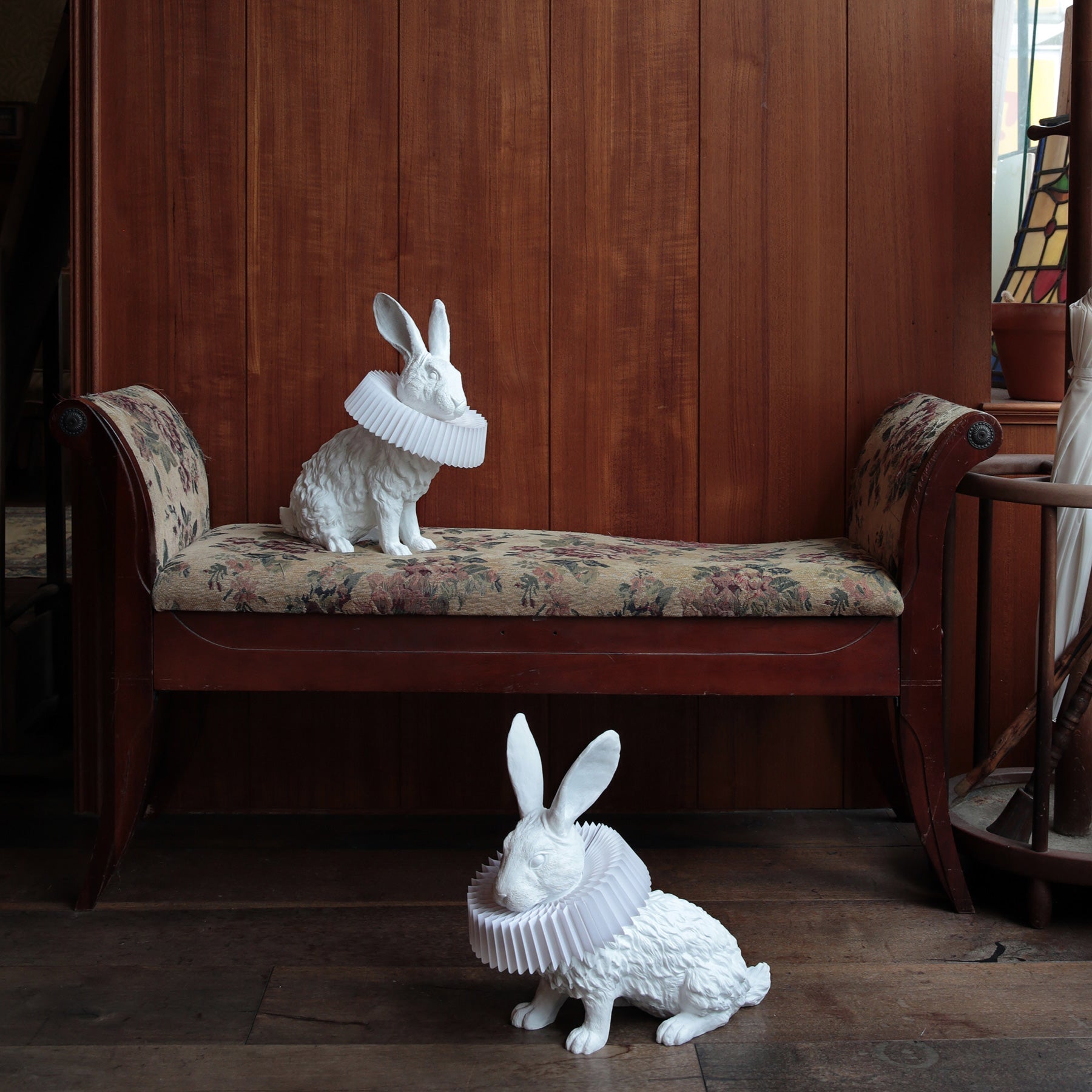 Whimsical Rabbit Animal Figurine Table Lamp with Ruffle Collar and LED Illumination for Modern Interiors