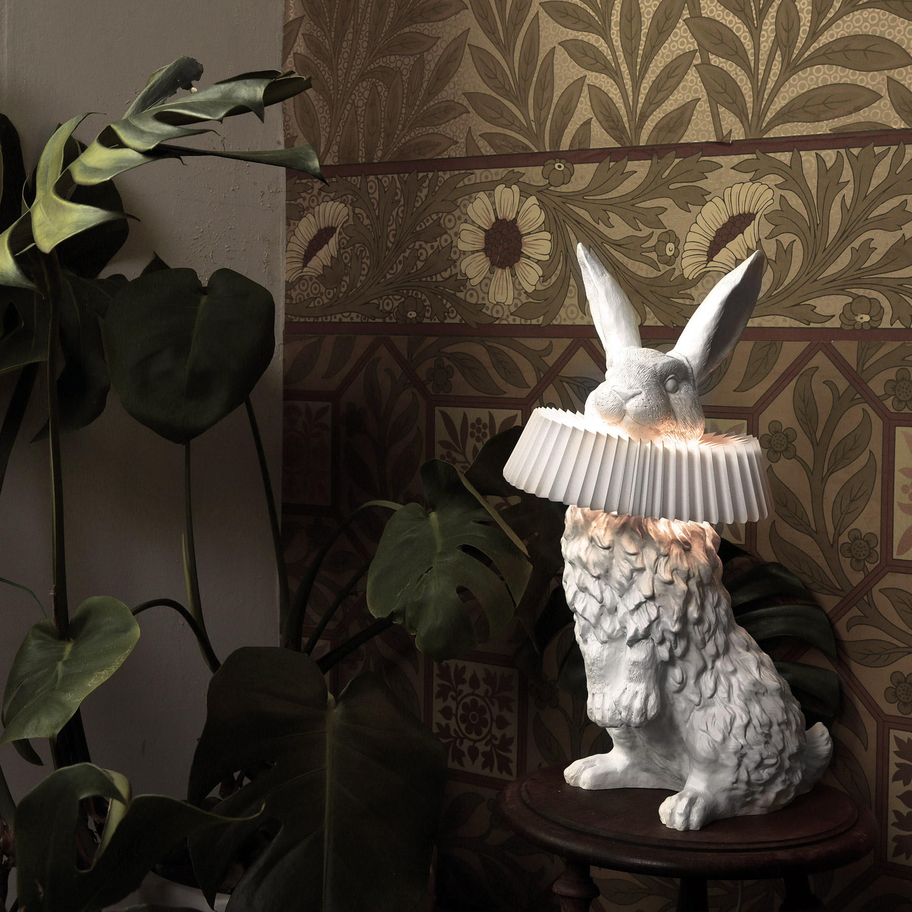 Whimsical Rabbit Animal Figurine Table Lamp with Ruffle Collar and LED Illumination for Modern Interiors