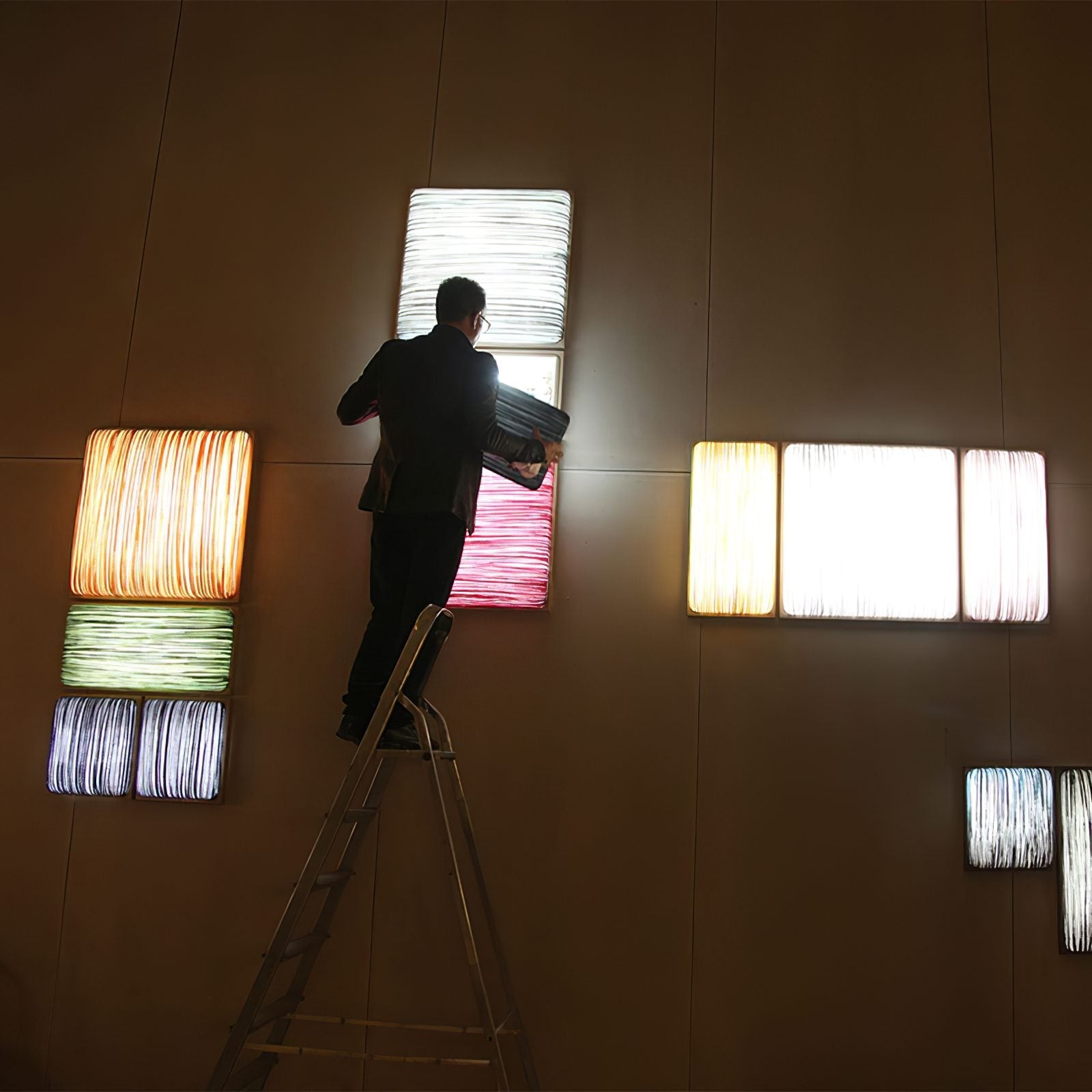 modern-hand-finished-raffia-textile-led-wall-sconce-for-interior-home-and-office-decor