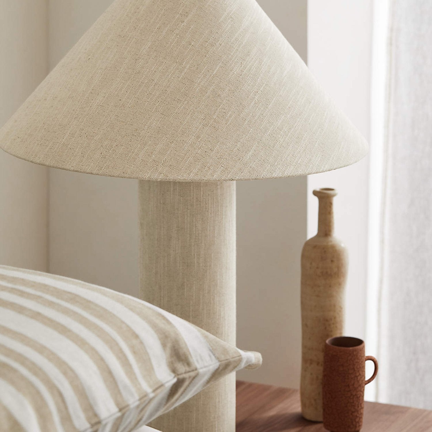 textured-ivory-linen-table-lamp-with-polished-brass-accents-for-elegant-living-spaces