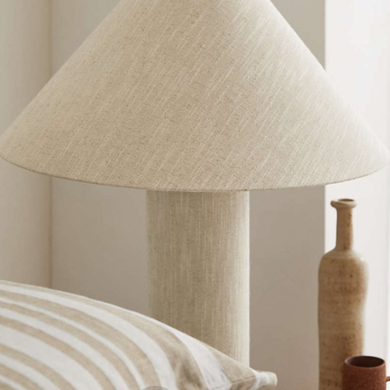 textured-ivory-linen-table-lamp-with-polished-brass-accents-for-elegant-living-spaces