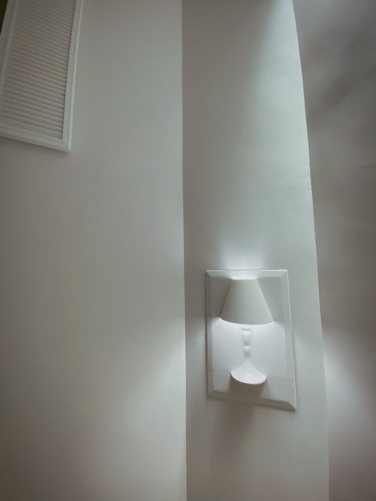 minimalist-recessed-white-plaster-style-led-wall-light-for-indoor-decor