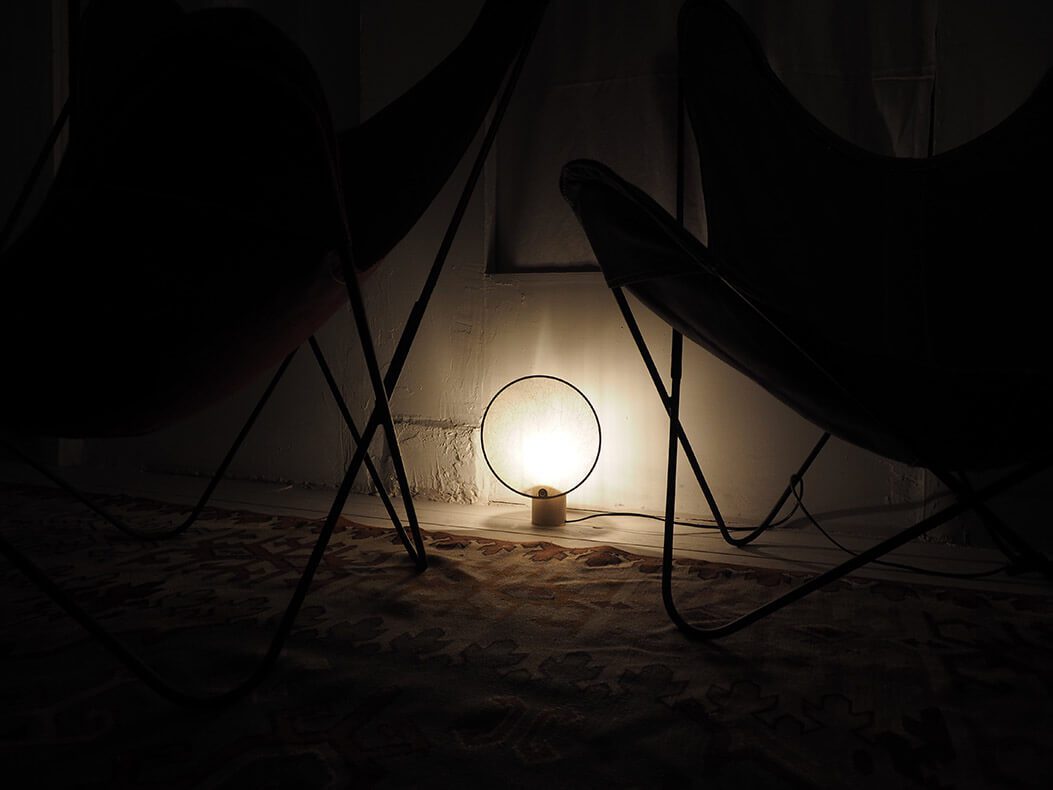 modern-rotating-screen-table-lamp-with-marble-base-for-elegant-interior-decor