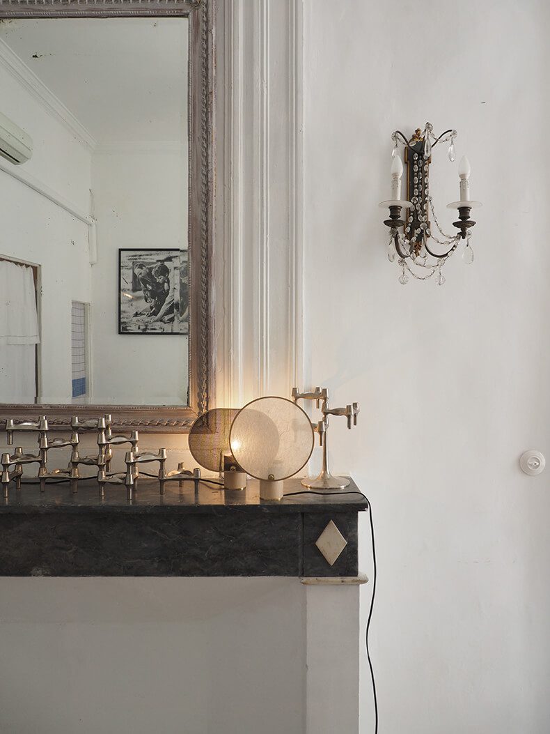 modern-rotating-screen-table-lamp-with-marble-base-for-elegant-interior-decor