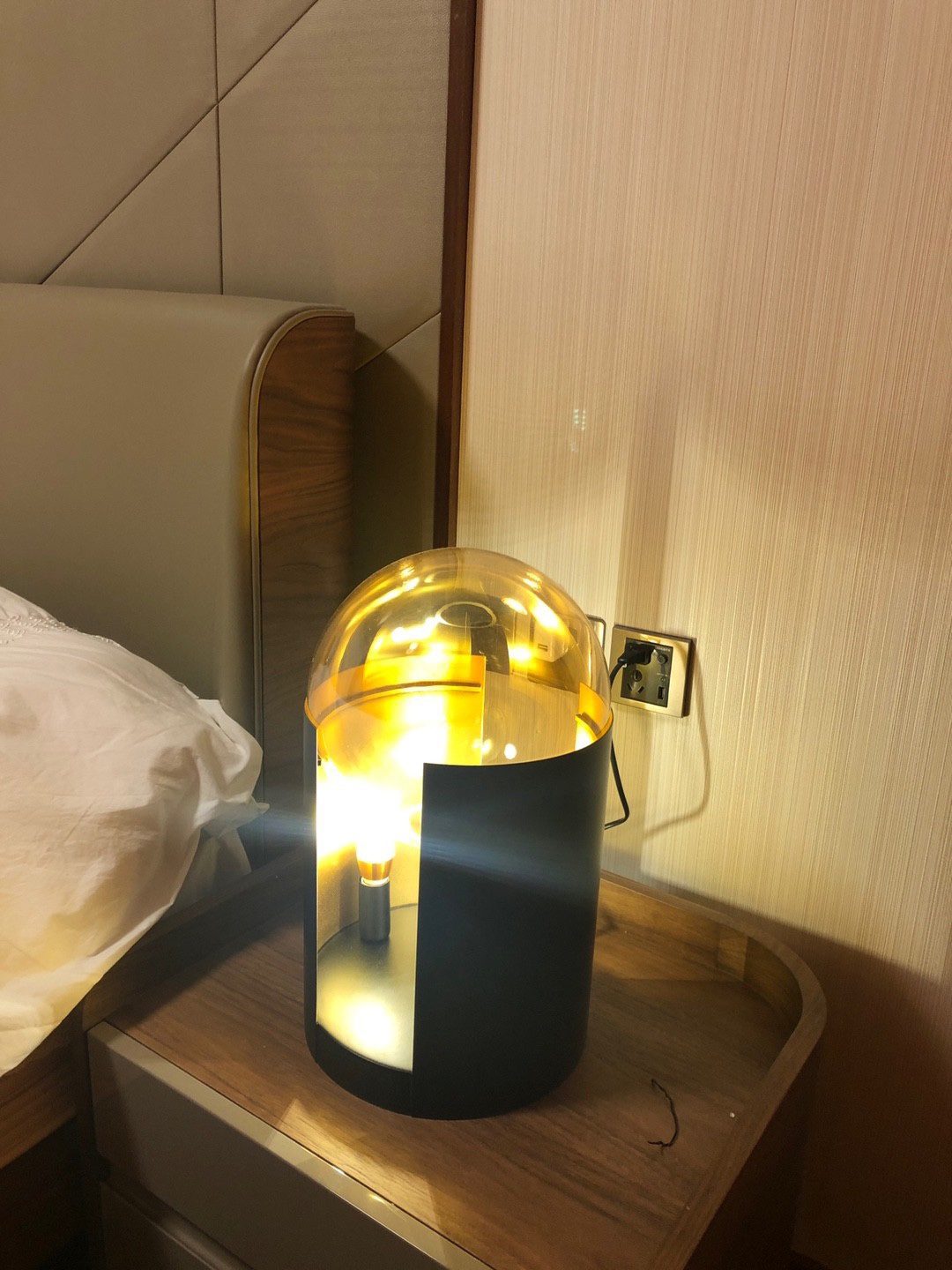 modern-amber-blown-glass-table-lamp-with-black-metal-base-and-e14-light-source