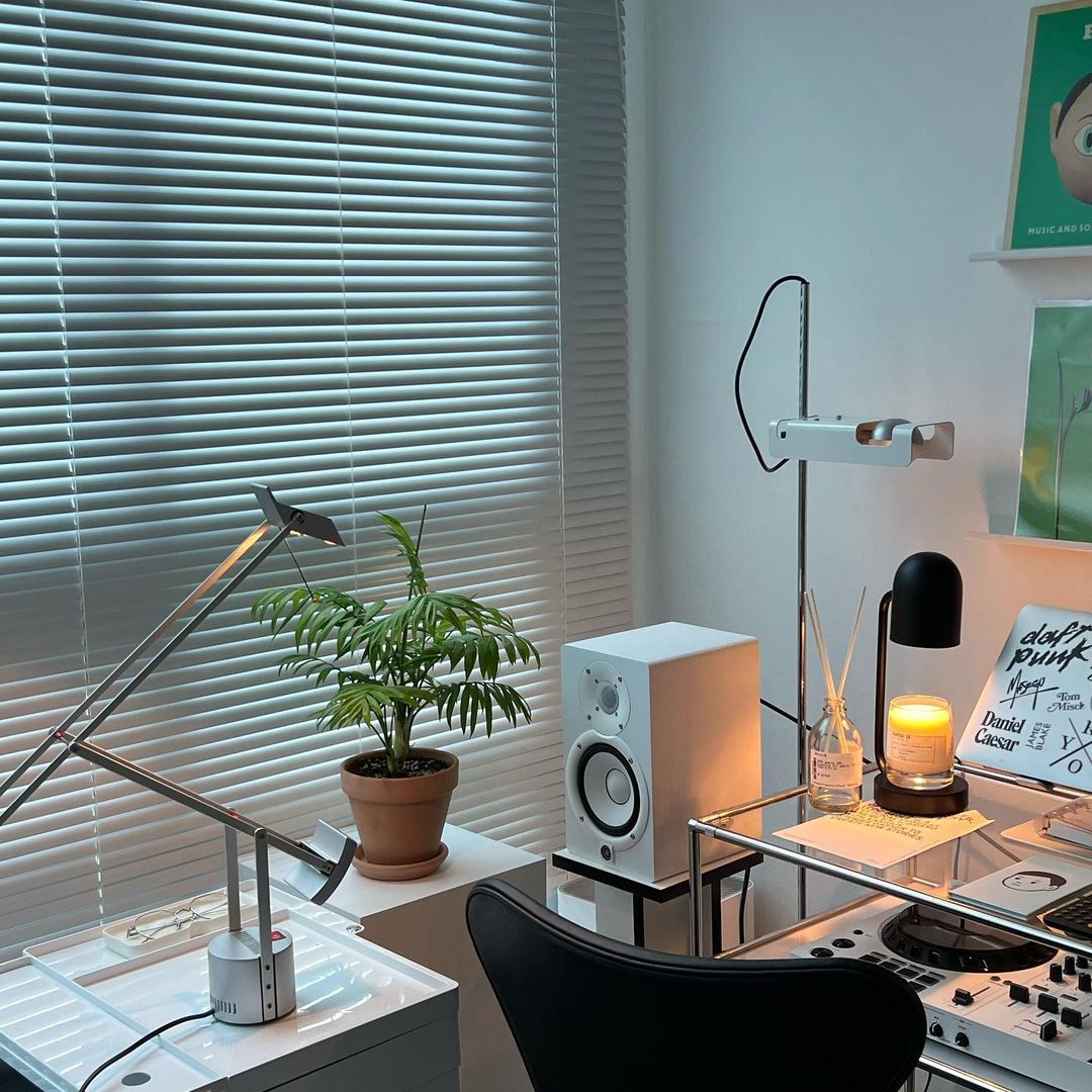 Modern Adjustable Spider Floor Lamp with Metal Reflector for Minimalist Interiors