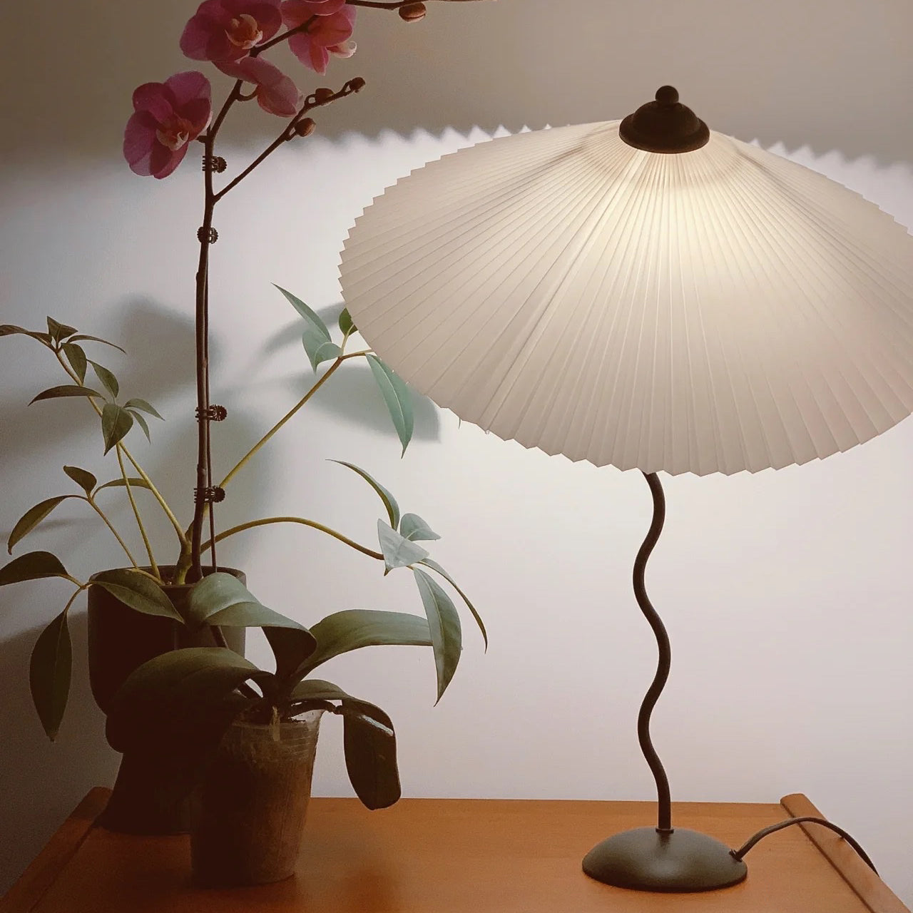 Modern Pleated Fabric Table Lamp with Nordic Wavy Metal Stem for Bedroom Living Room