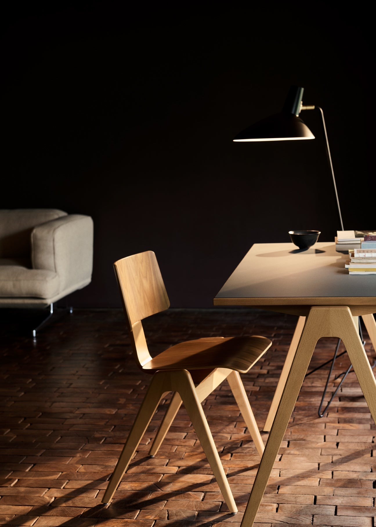 Contemporary Matte Finish Metal Table Lamp with Adjustable Head for Study and Bedside