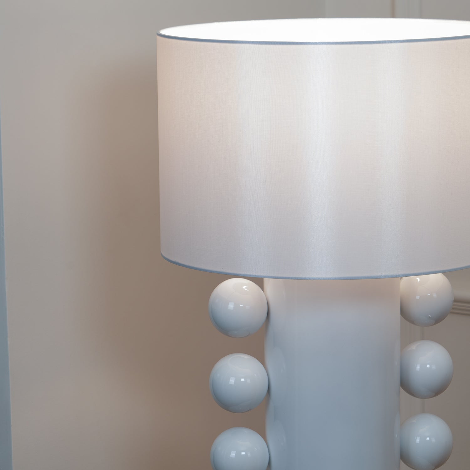 Contemporary Geometric Table Lamp with Spherical Base Accents for Modern Bedroom Decor