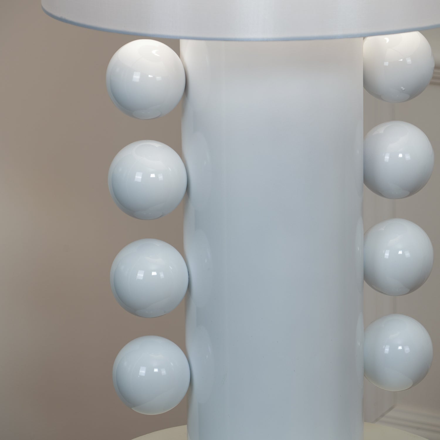 Contemporary Geometric Table Lamp with Spherical Base Accents for Modern Bedroom Decor