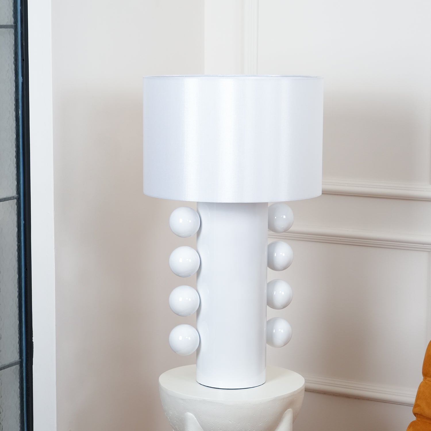 Contemporary Geometric Table Lamp with Spherical Base Accents for Modern Bedroom Decor