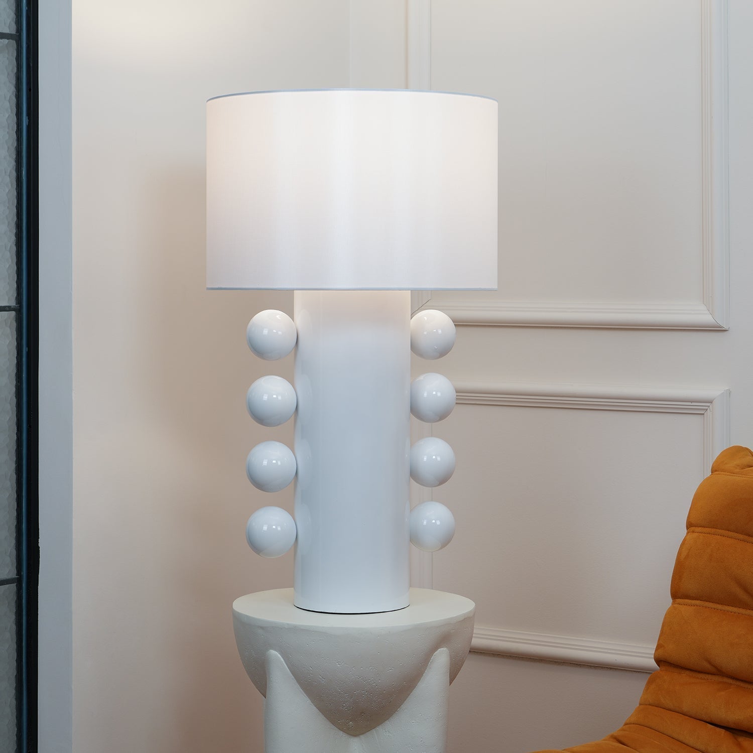 Contemporary Geometric Table Lamp with Spherical Base Accents for Modern Bedroom Decor
