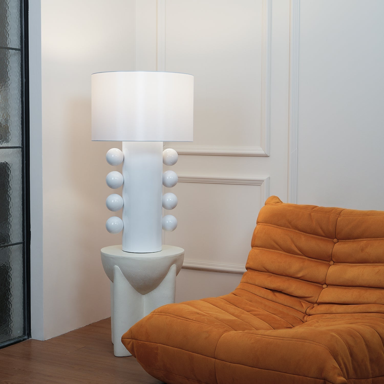 Contemporary Geometric Table Lamp with Spherical Base Accents for Modern Bedroom Decor