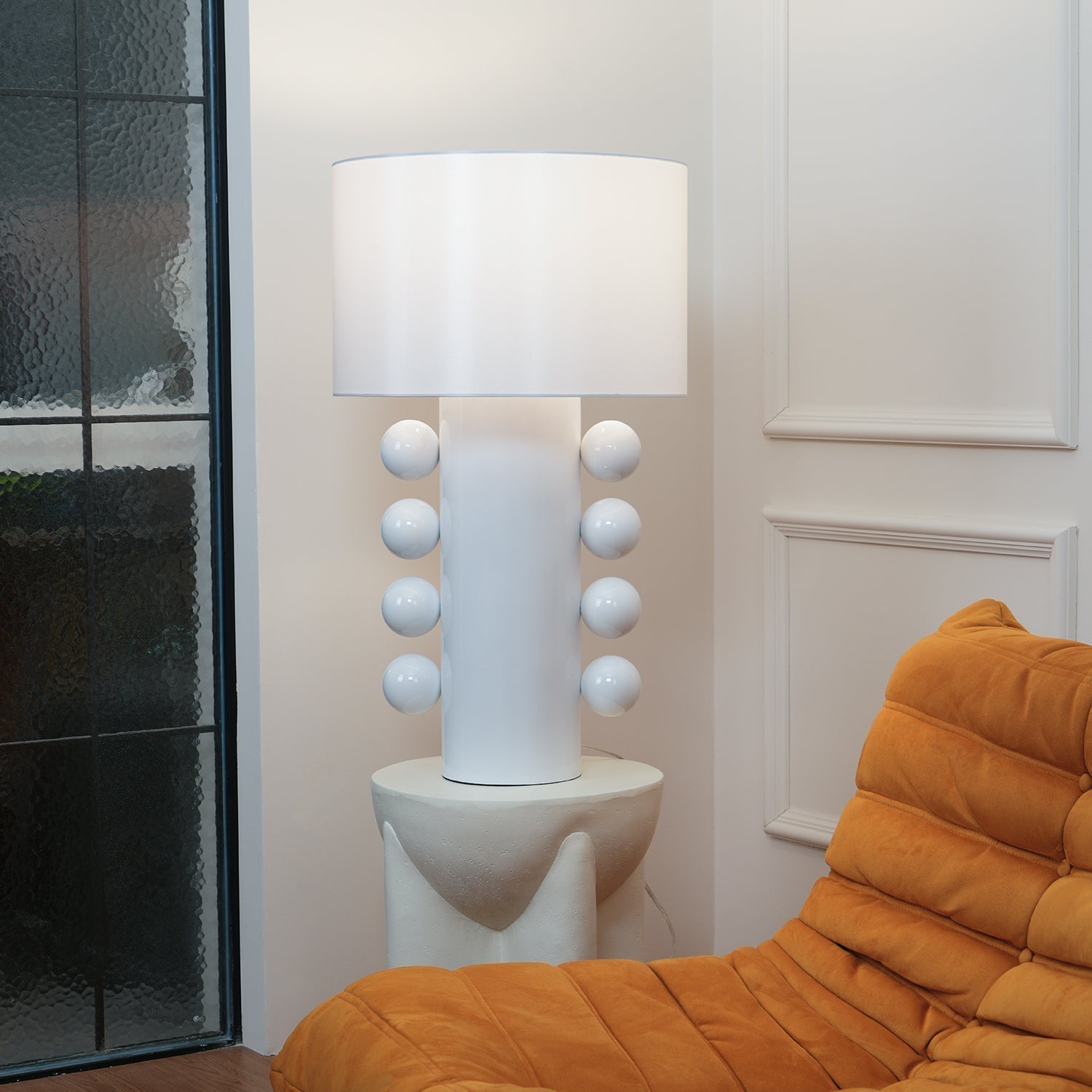 Contemporary Geometric Table Lamp with Spherical Base Accents for Modern Bedroom Decor