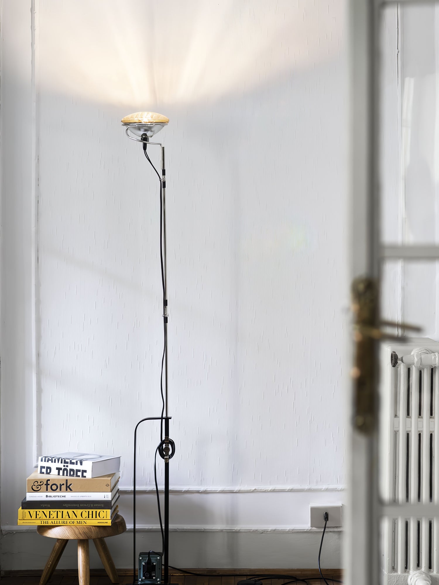 Modern Industrial Adjustable LED Floor Lamp with Telescopic Stem for Living Room Lighting