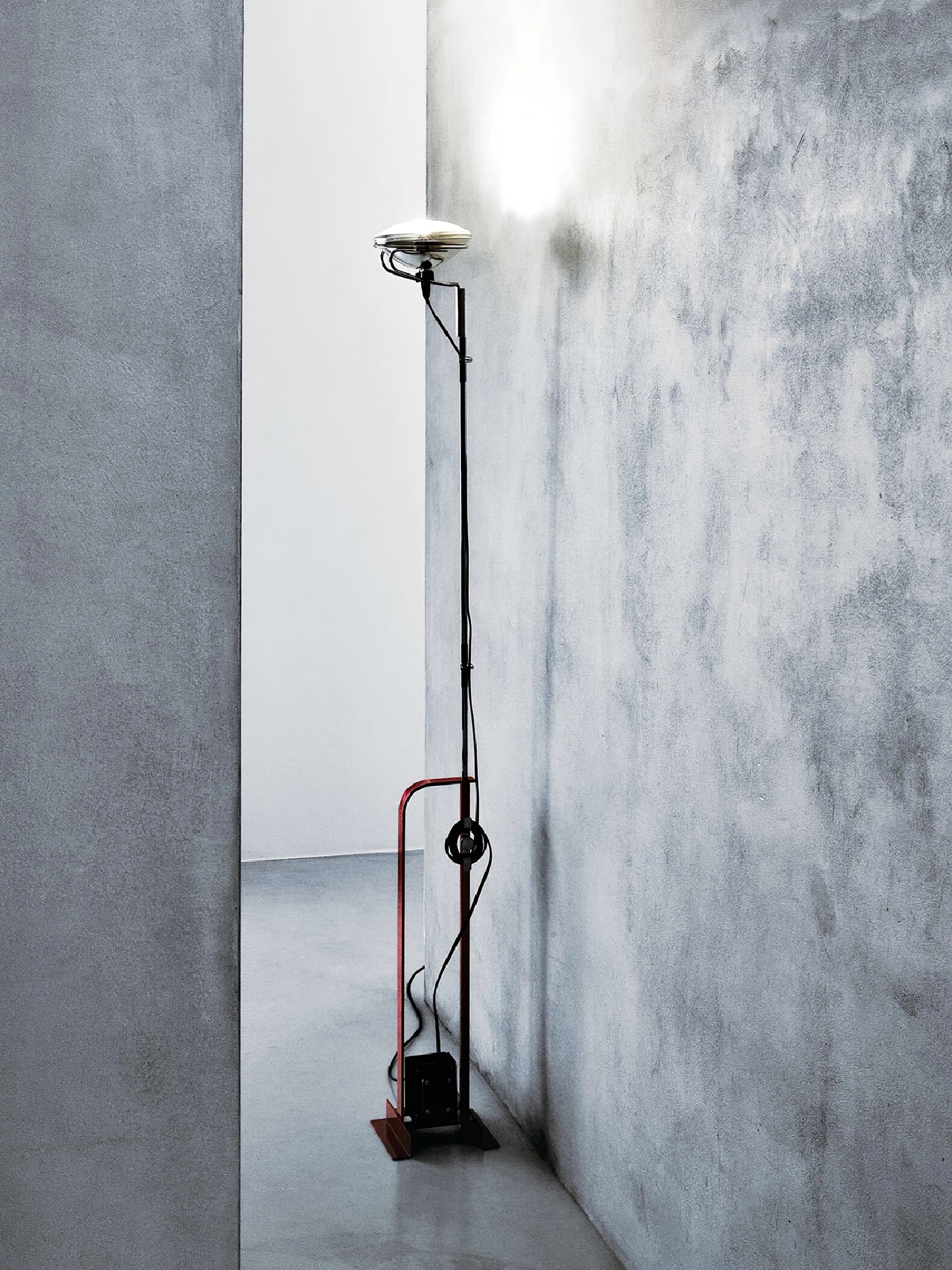 Modern Industrial Adjustable LED Floor Lamp with Telescopic Stem for Living Room Lighting