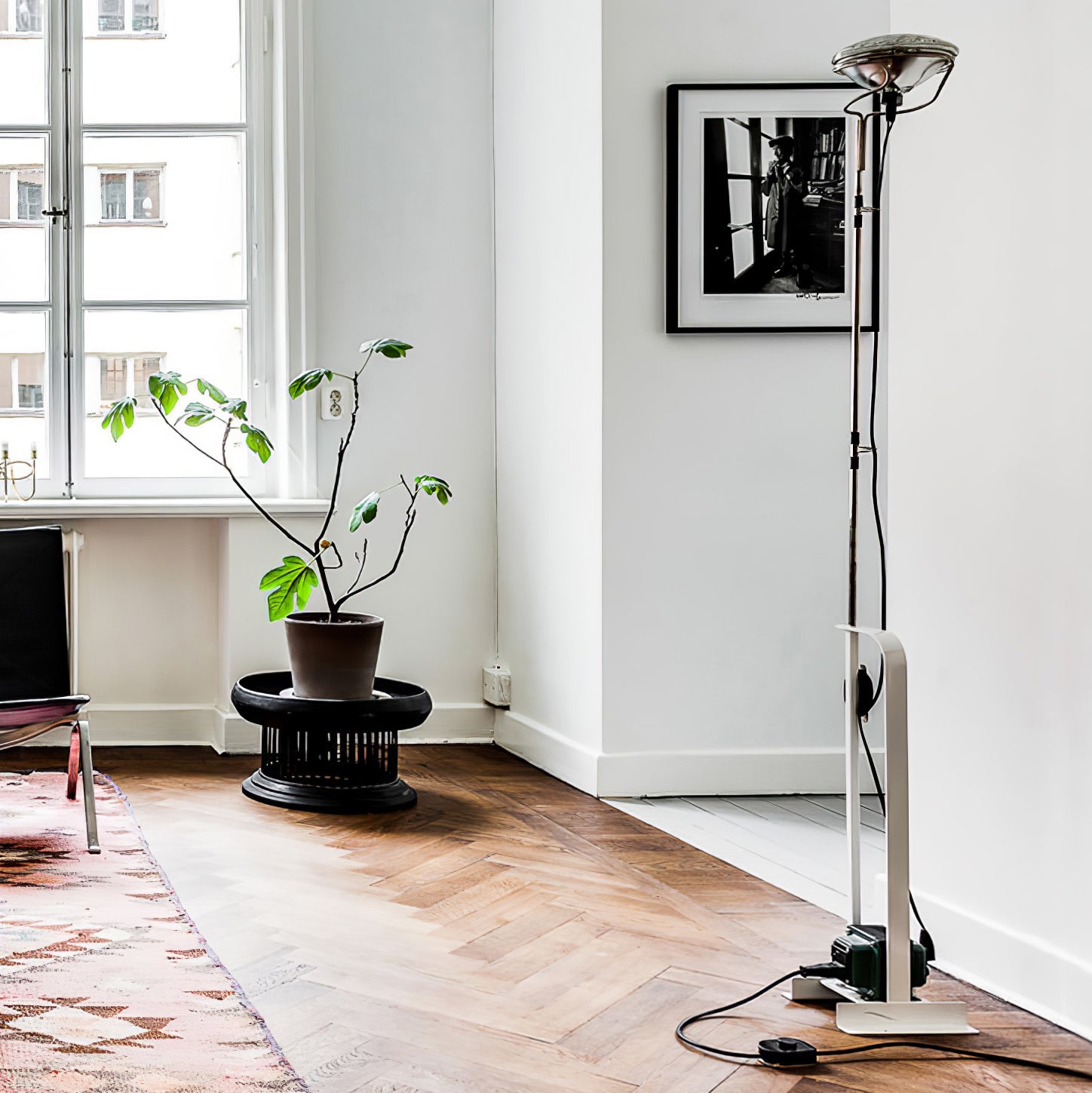 Modern Industrial Adjustable LED Floor Lamp with Telescopic Stem for Living Room Lighting