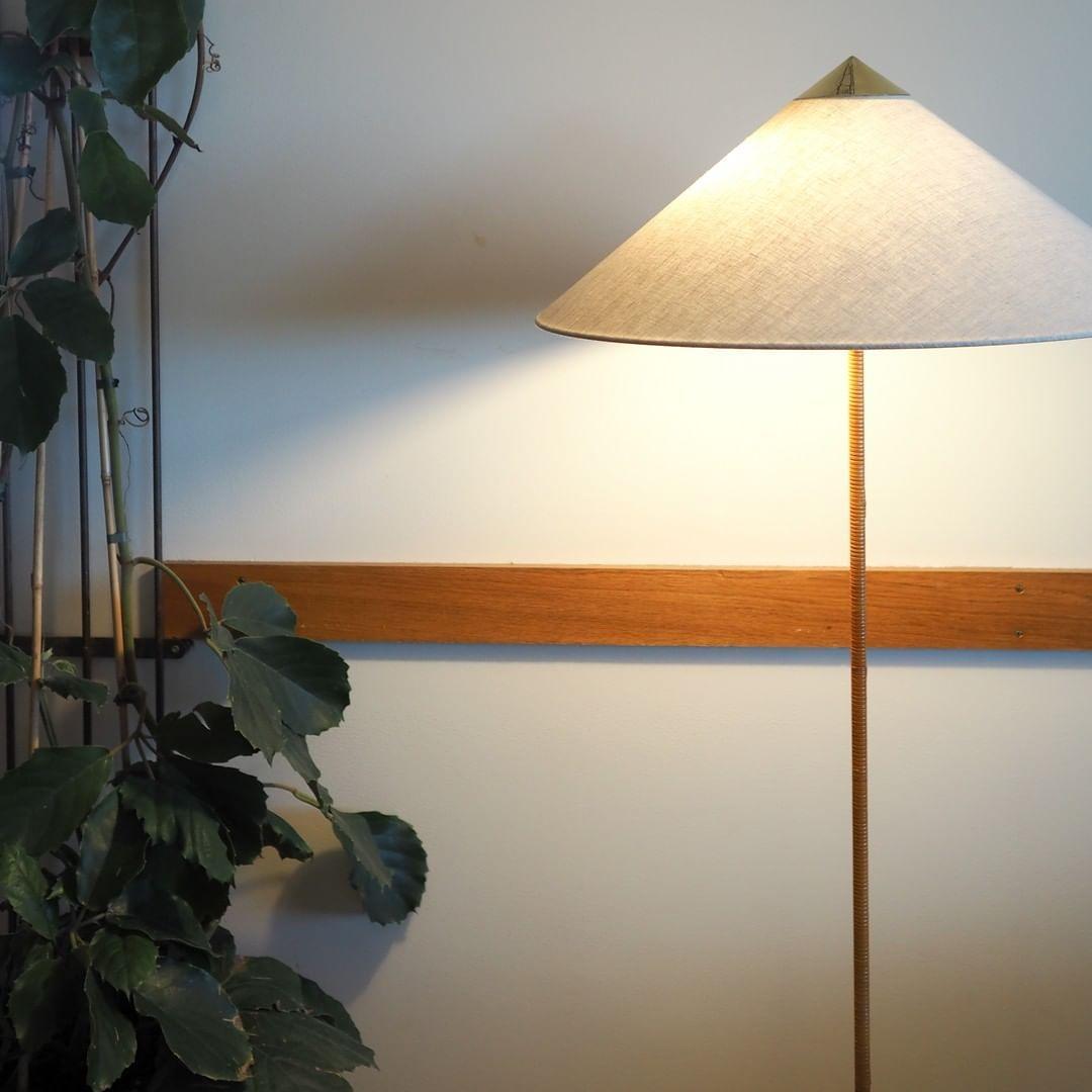 Mid Century Modern Rattan Stem Floor Lamp with Elegant Fabric Shade for Indoor Living Spaces