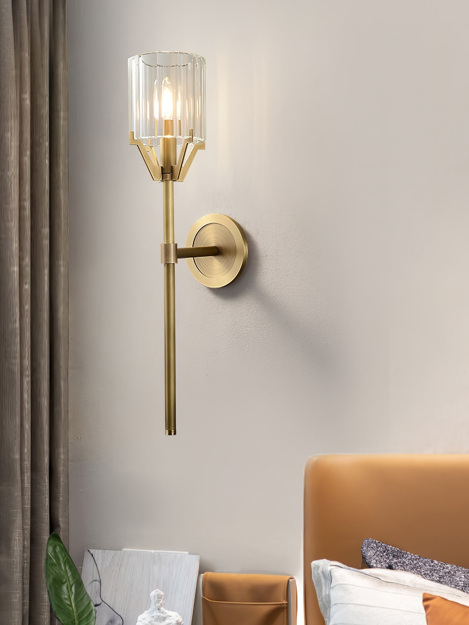 modern-architectural-faceted-crystal-glass-wall-sconce-with-polished-brass-finish