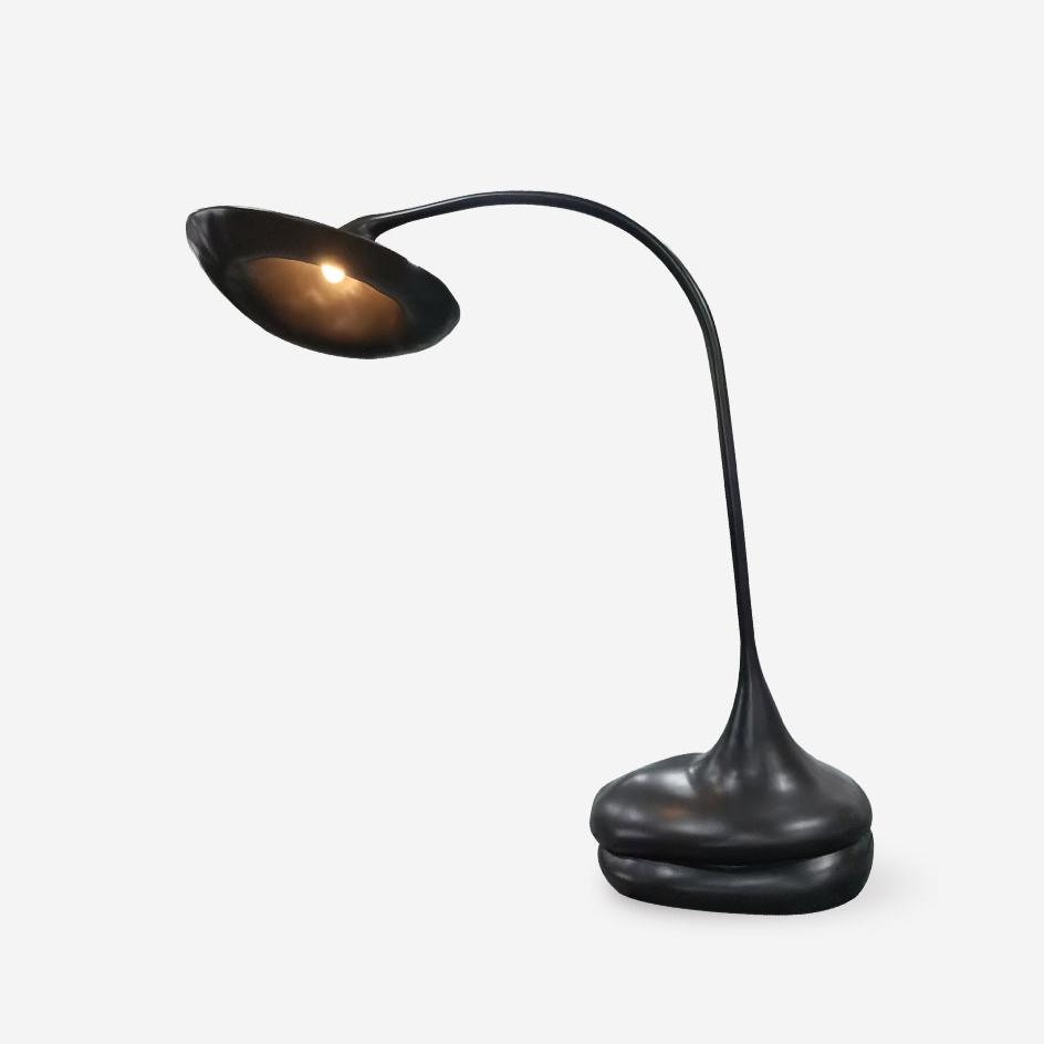 venus-flytrap-inspired-modern-sculptural-floor-lamp-black-artistic-standing-light