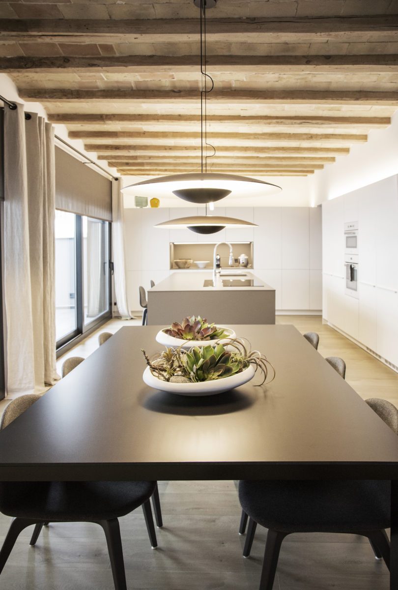 modern-minimalist-round-led-pendant-light-woodgrain-metal-ceiling-hanging-lamp