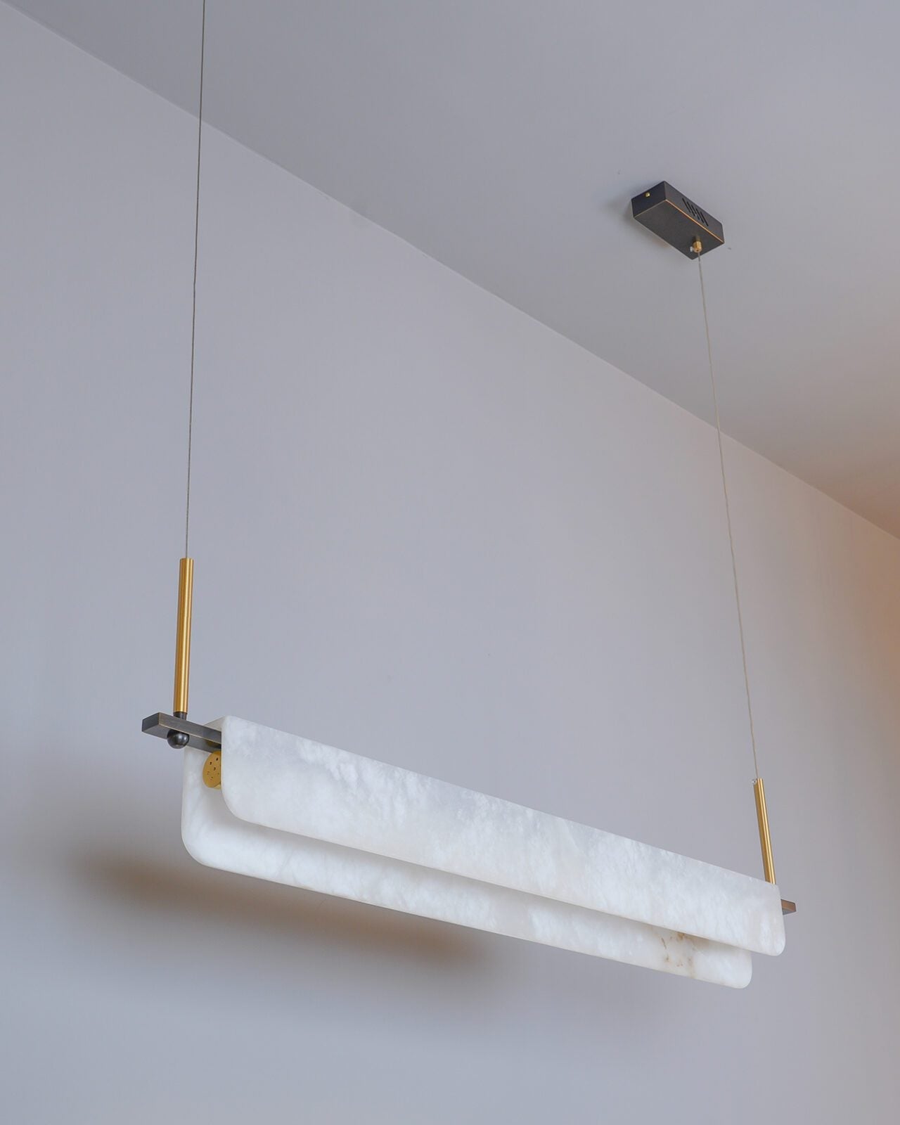 modern-linear-alabaster-led-pendant-light-with-brass-architectural-accents-for-home-dining