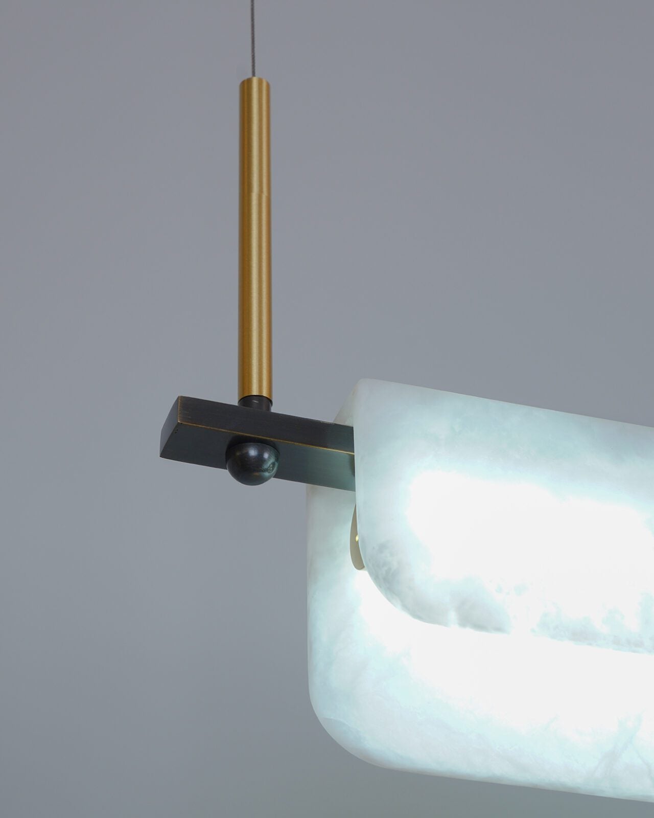 modern-linear-alabaster-led-pendant-light-with-brass-architectural-accents-for-home-dining