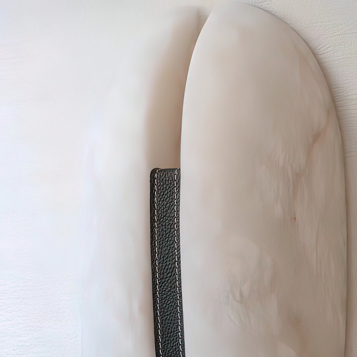 modern-symmetrical-curved-alabaster-led-wall-light-zelda-sconce-for-living-areas