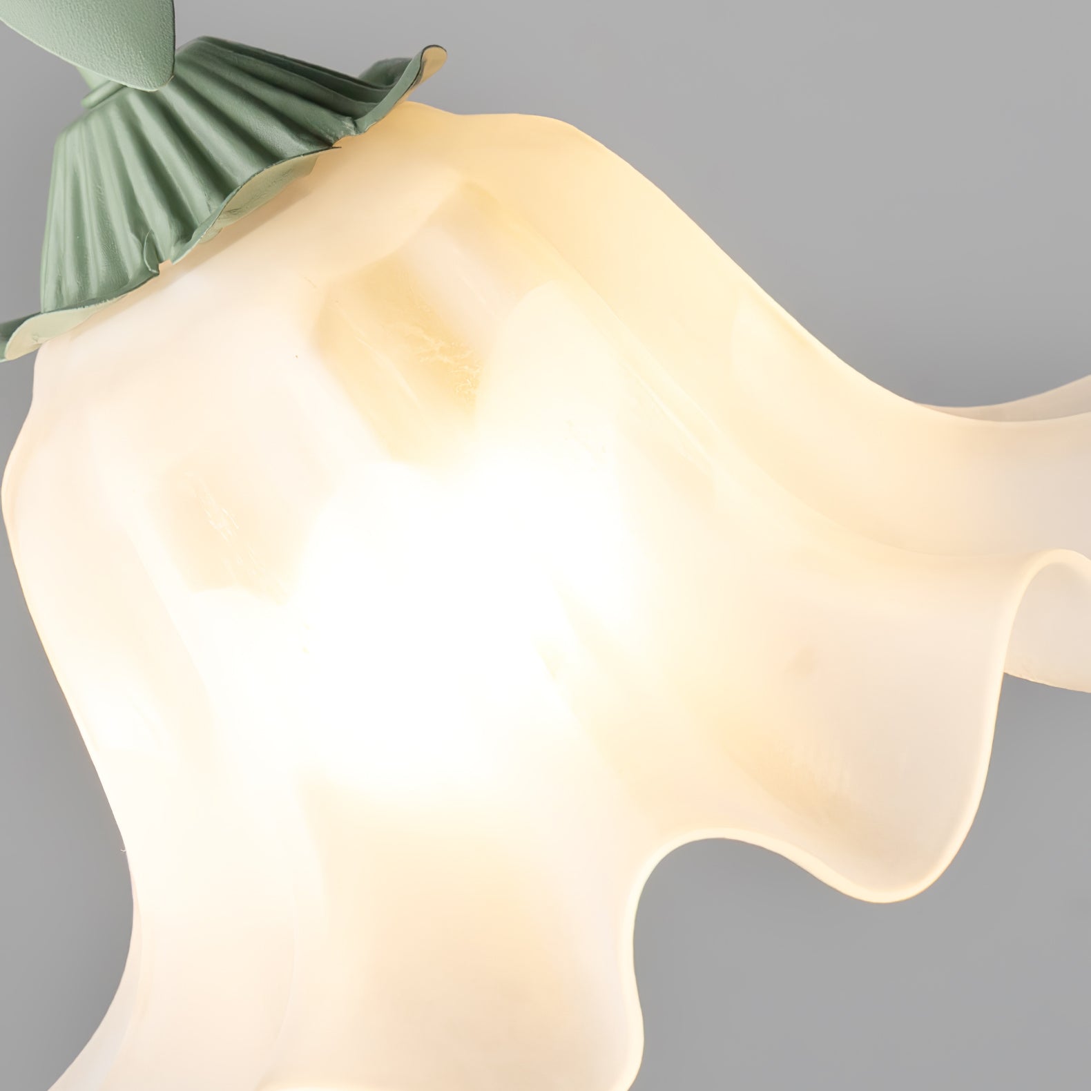 elegant-lily-of-the-valley-pendant-light-with-floral-glass-petals-for-modern-dining-rooms