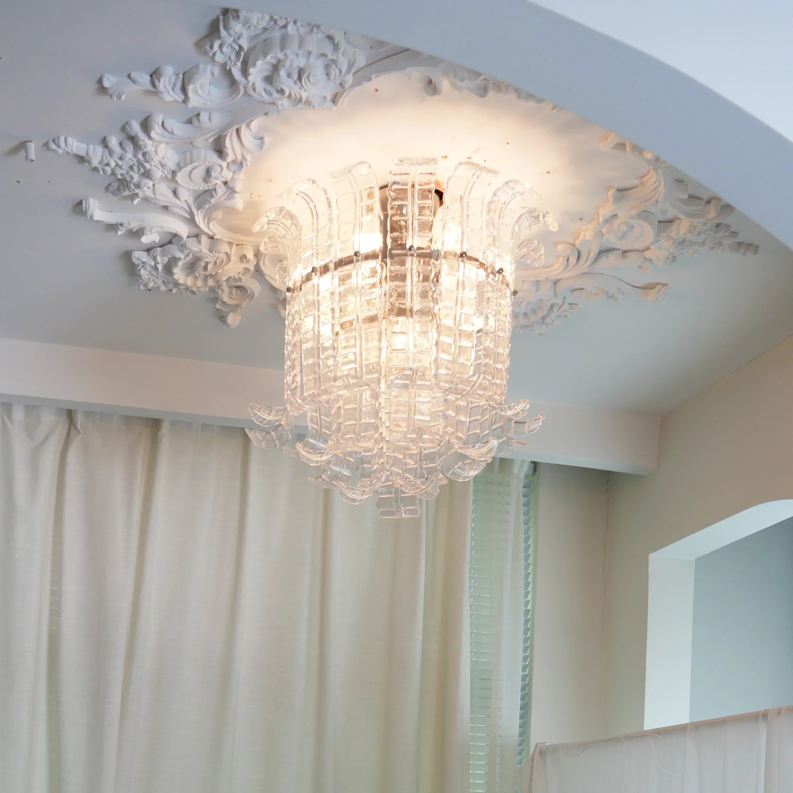 hand-crafted-murano-glass-leaf-design-ceiling-lamp-for-elegant-dining-spaces
