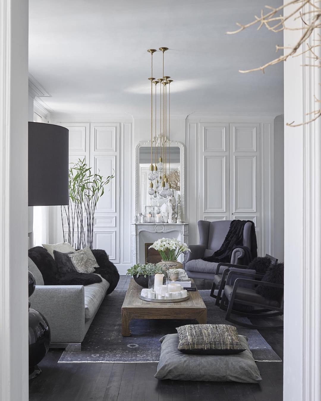 Luxury Clear Crystal Glass LED Pendant Lamp with Brass Fixture for Indoor Decor