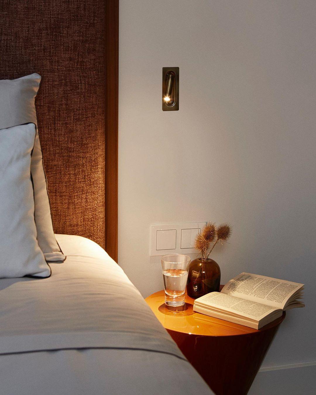 Modern Adjustable 360 Degree Rotating LED Wall Mounted Bedside Reading Lamp for Bedroom and Office