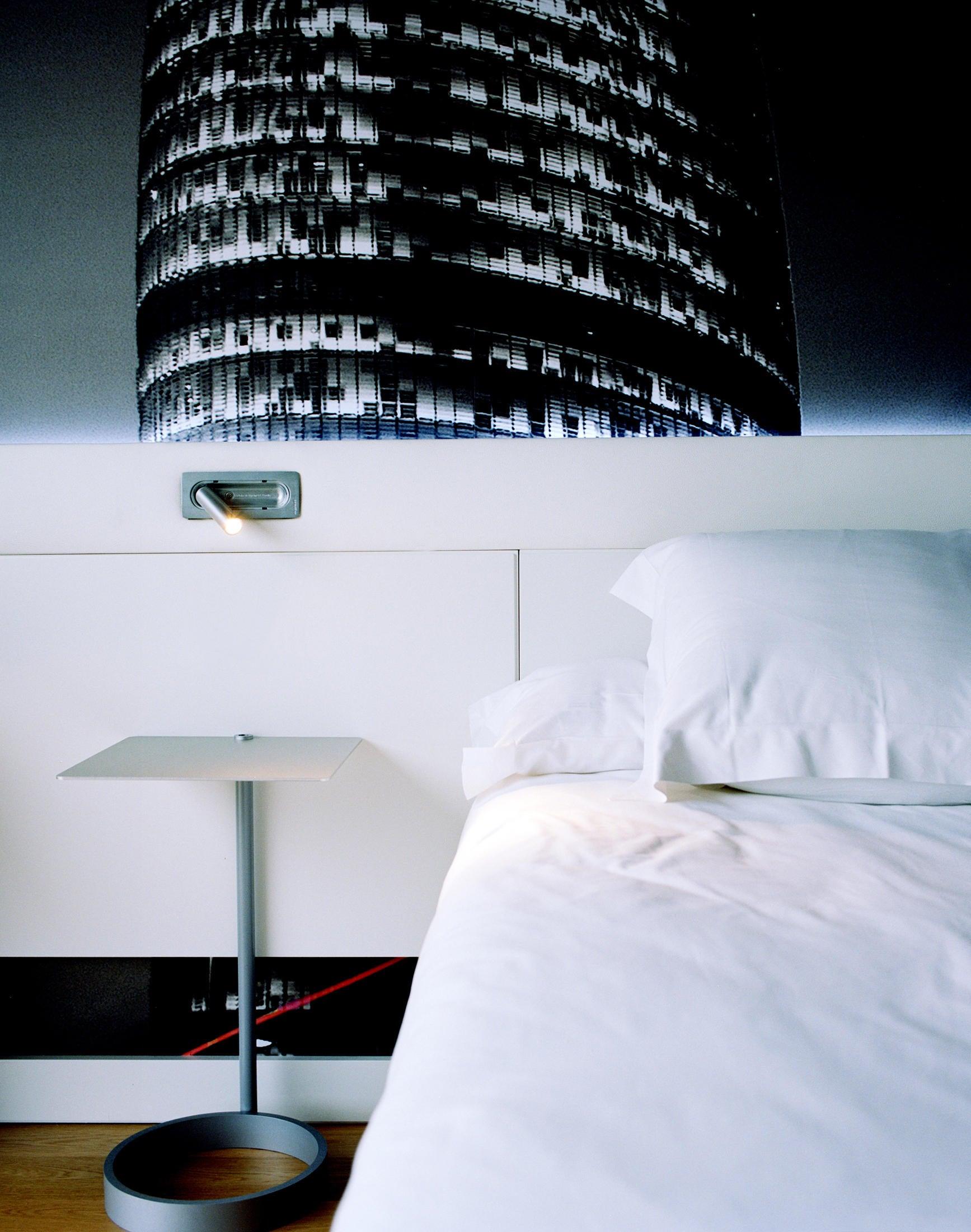 Modern Adjustable 360 Degree Rotating LED Wall Mounted Bedside Reading Lamp for Bedroom and Office