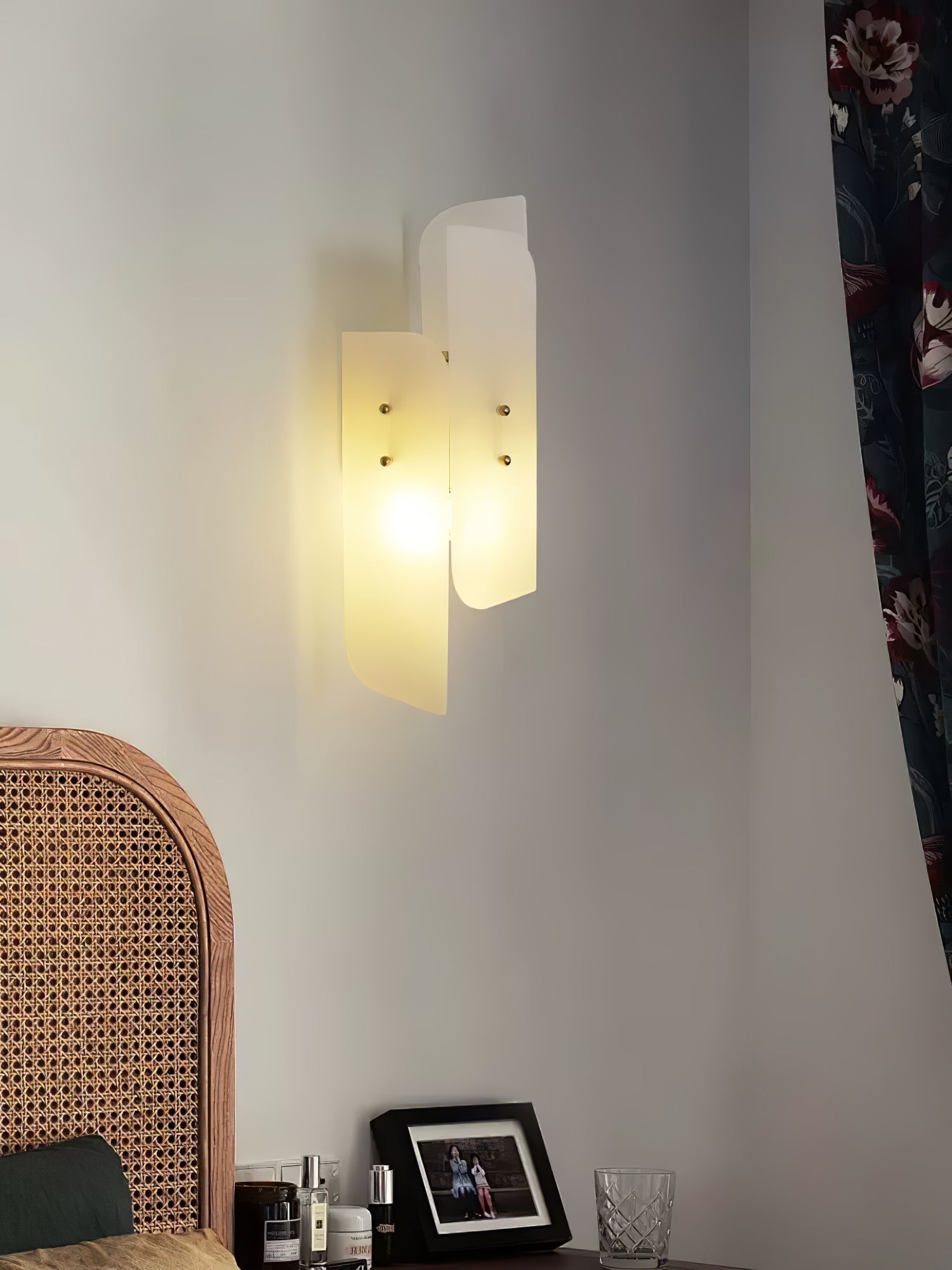 Modern Alabaster and Brass Vertical Wall Sconce Luxury Stone Bracket Lamp